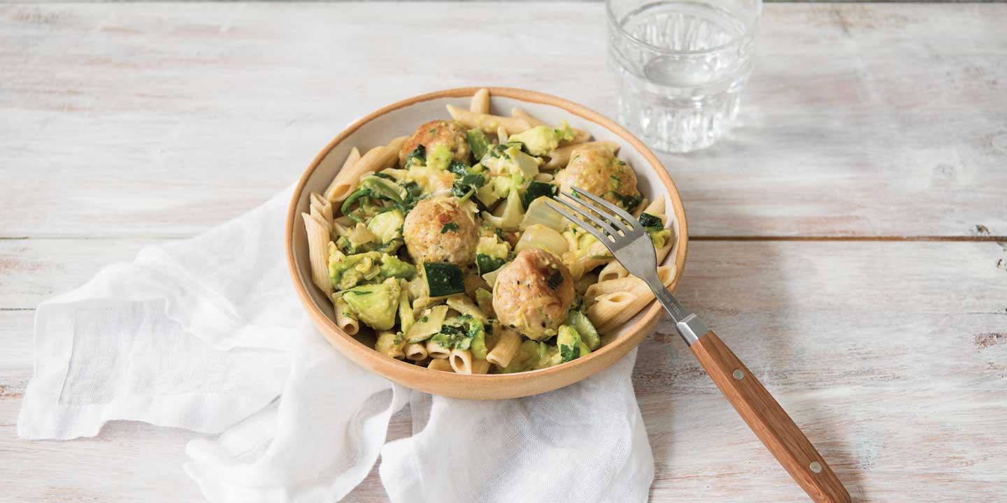 Penne met romige avocadosaus en kippenballetjes