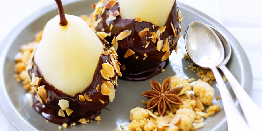 Poires pochées au chocolat et aux amandes effilées