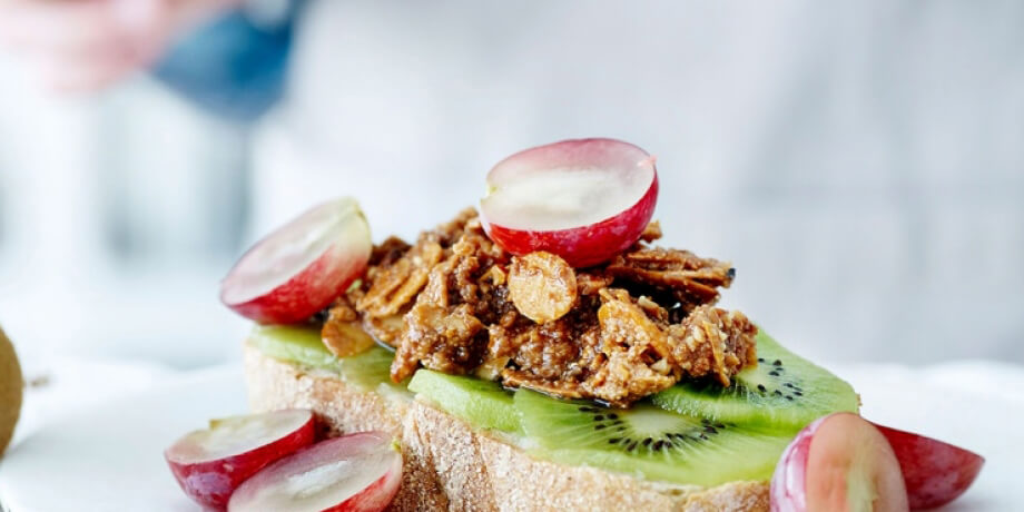 Speltbrood met gekaramelliseerde amandelen en kiwi