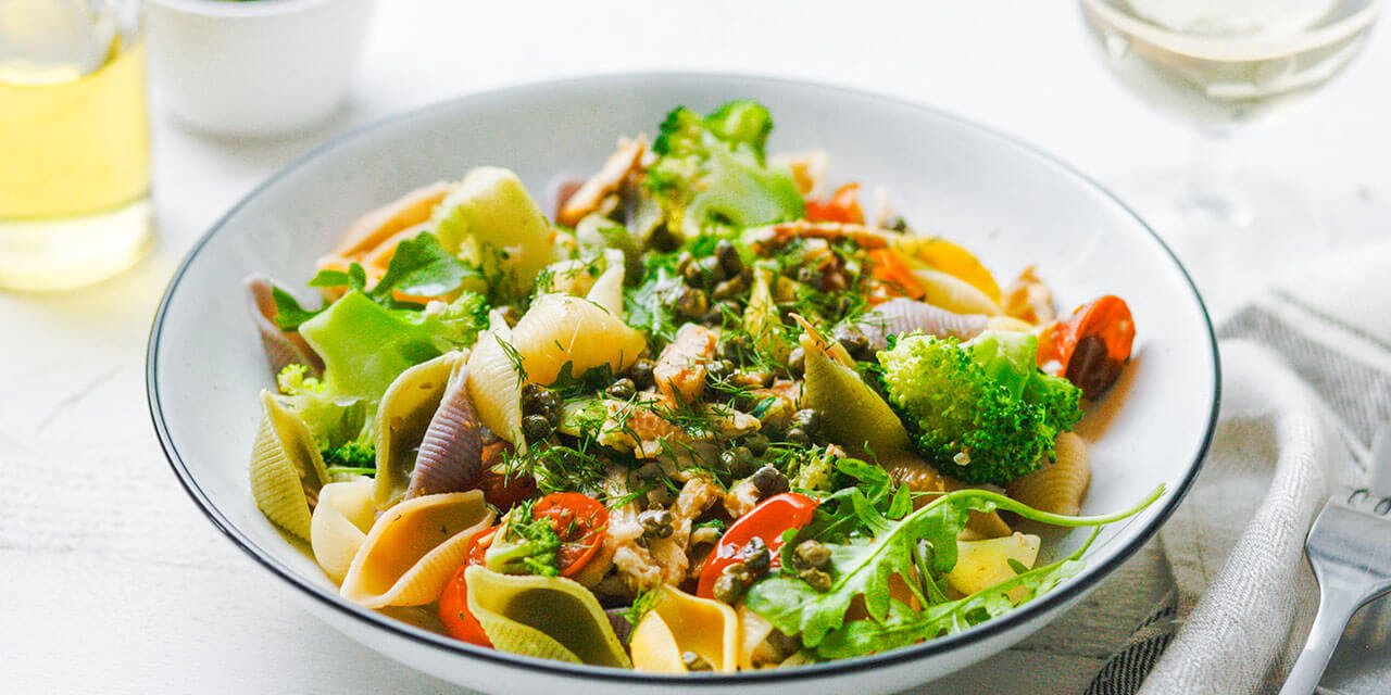 Schelpjespasta met gerookte forel en kappertjes