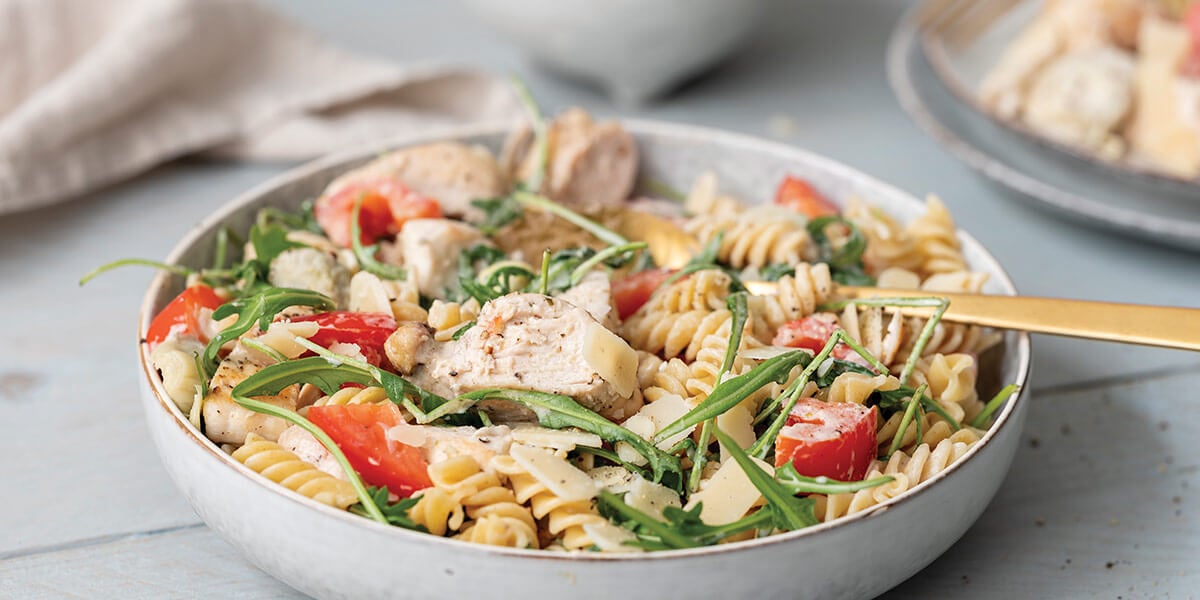 Pastasalade met kip, artisjok, tomaten en tonatosaus