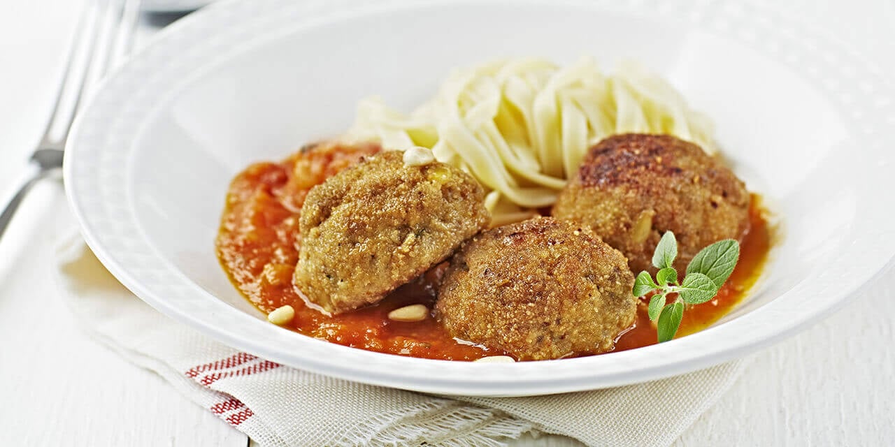 Balletjes met Parmezaanse kaas en citroen, verse tomatensaus en tagliatelle