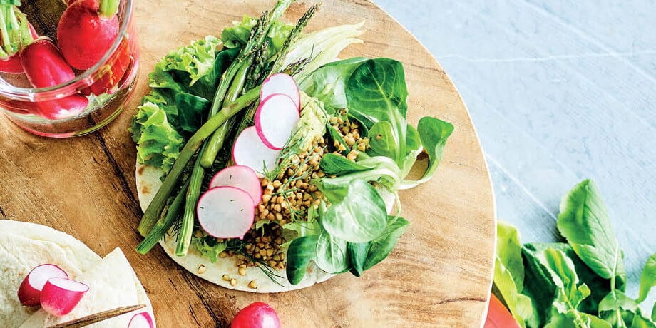 Taco met boekweit, geroosterde groenten en avocado-dillesaus