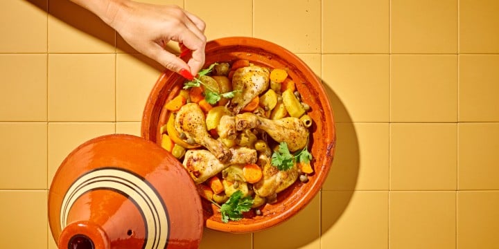 Tajine van kip met citroen, wortelen, olijven en kappertjes