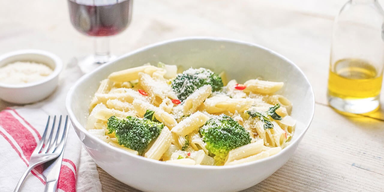 Penne rigate aux anchois, ail, brocoli et paksoi	