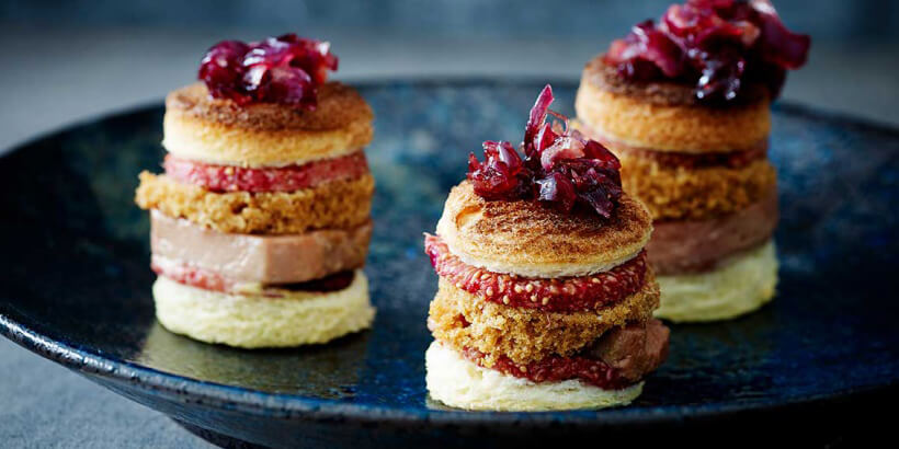 Briochebrood met foie gras, peperkoek en uienconfituur met rode wijn