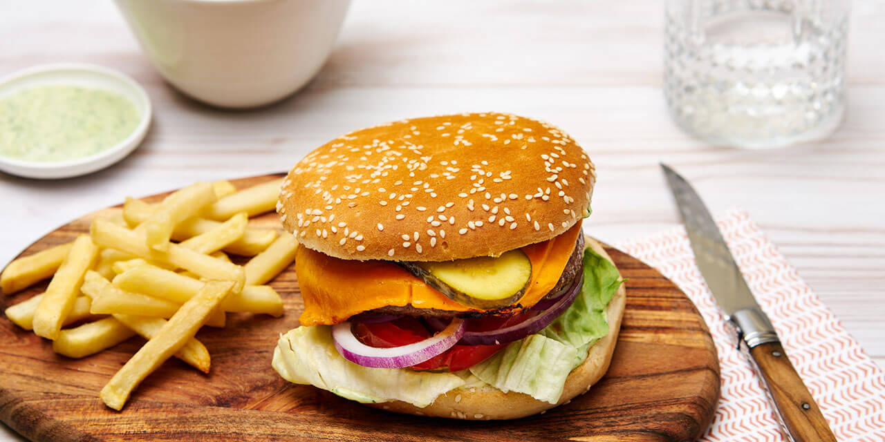 Hamburger met basilicummayonaise en frietjes 