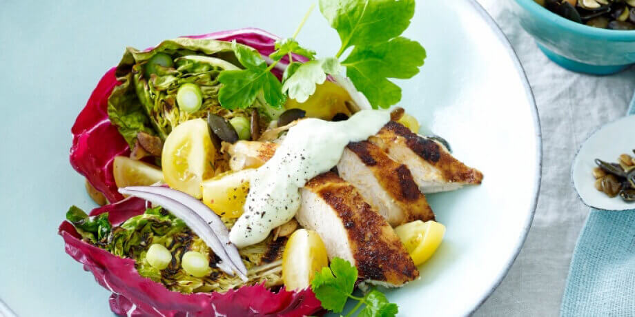 Romeinse salade met gebraden kip en roomvinaigrette