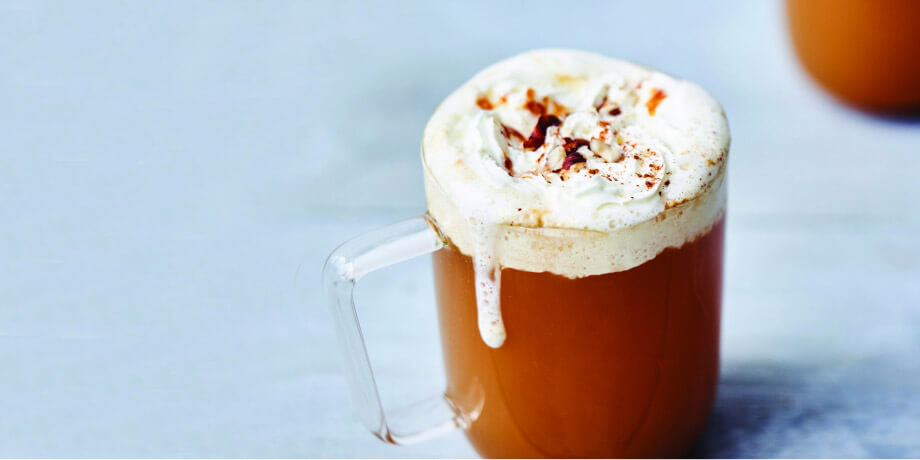 Jus de pommes chaud, crème fouettée et caramel