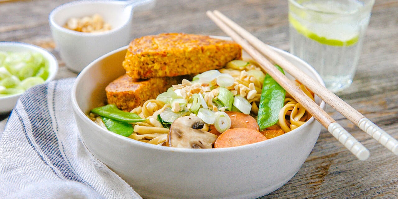 Burger veggie aux légumes et nouilles udon