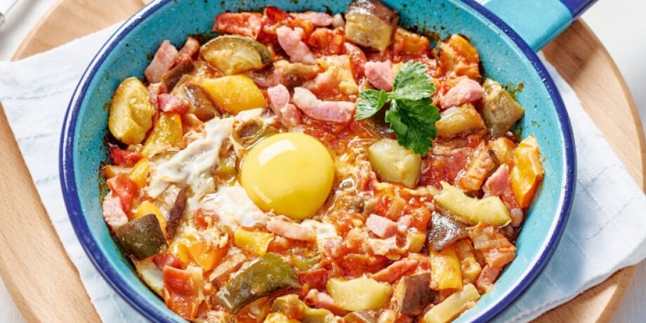 Eieren met ratatouille en spekjes