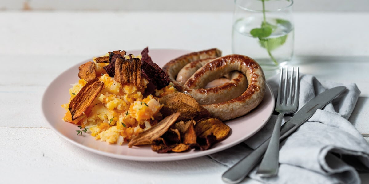 Wortelpuree met chipolata en groentechips