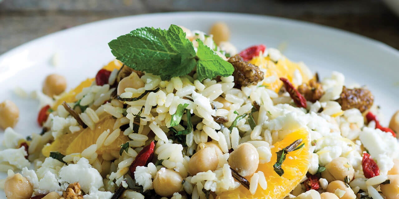 Superfoodsalade van kikkererwten, fetakaas en wilde rijst