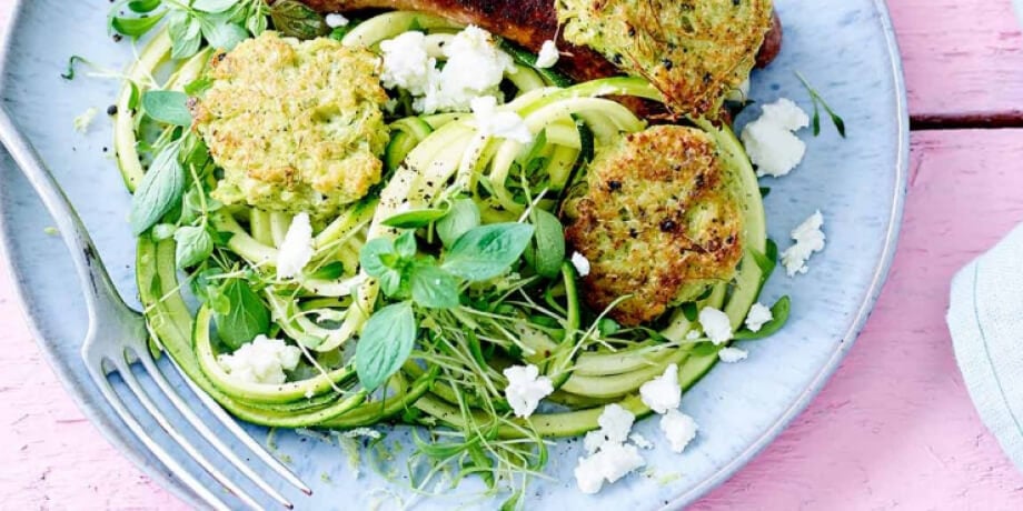 Broccolikoekjes met courgettesalade en worstjes