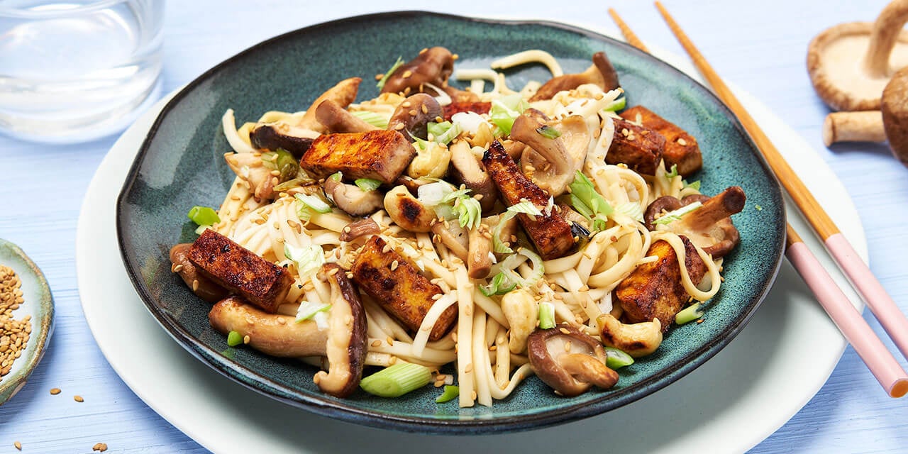 Tofu croustillant aux shiitakes teriyaki et nouilles au sésame