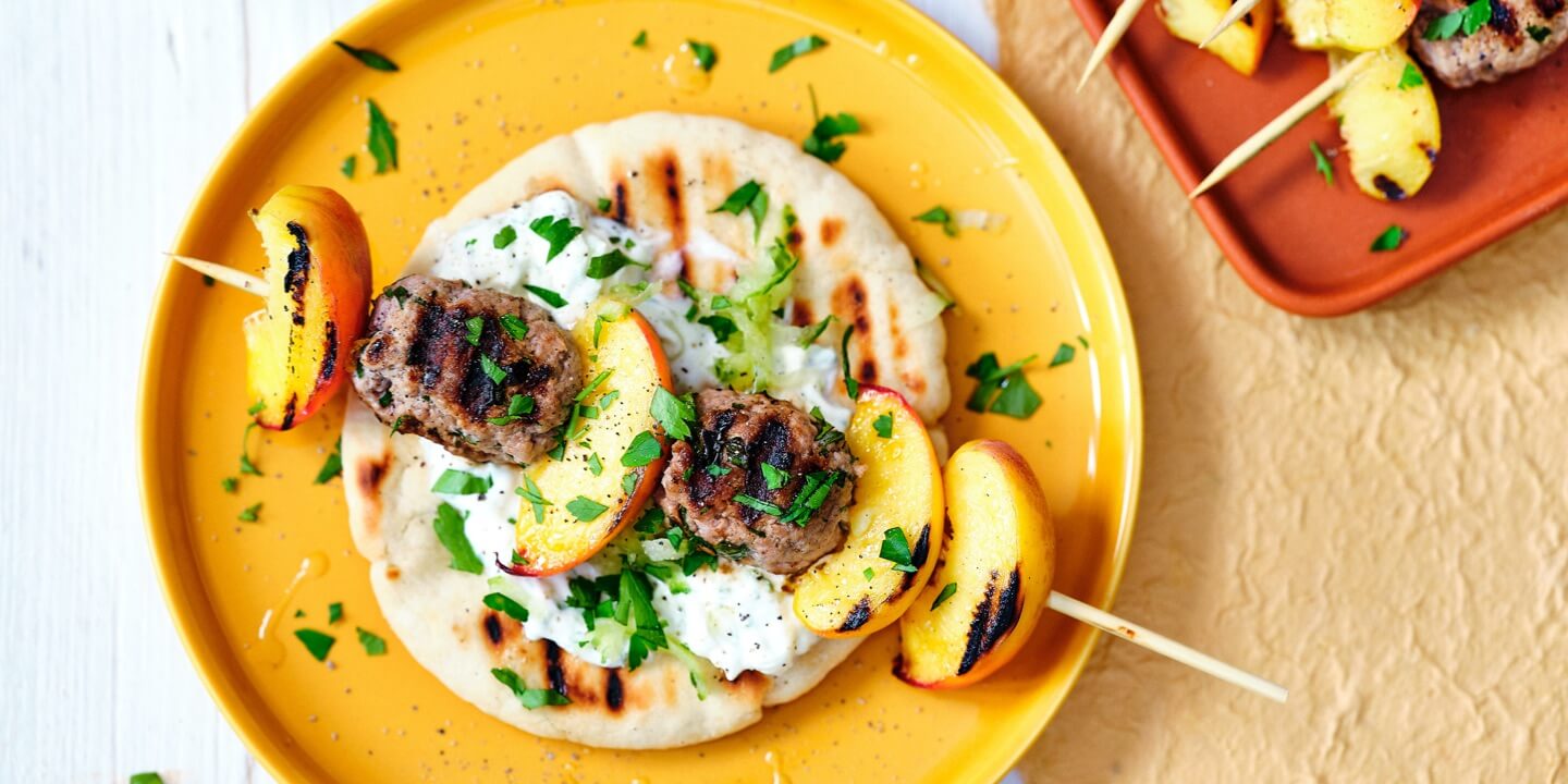 Brochettes van gegrilde perziken en gehakt met huisgemaakte tzatziki