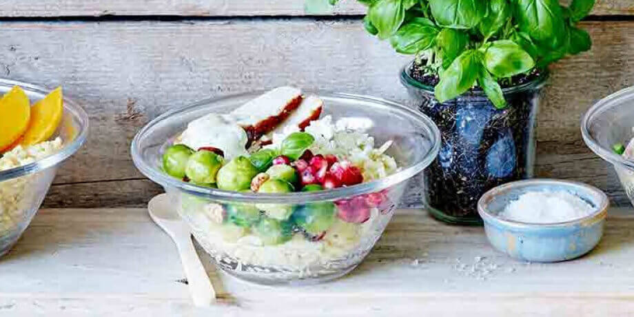 Salade de choux de Bruxelles et poulet au citron aux saveurs grecques