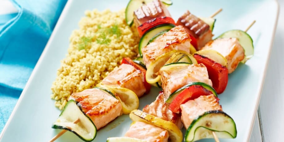 Zalmbrochettes met gekruide bulgur en hummus
