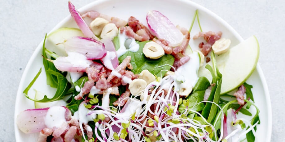Salade van geroosterde radijsjes, spekjes, spinazie en rucola