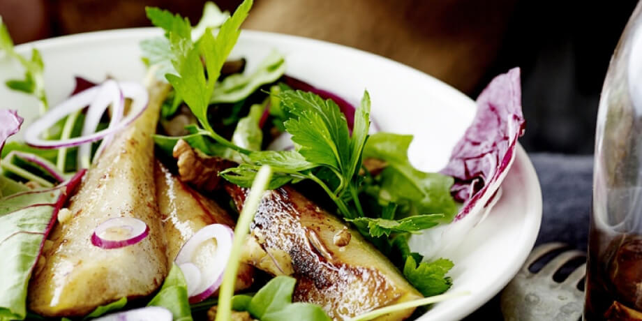 Salade aux poires caramélisées, vinaigrette au miel