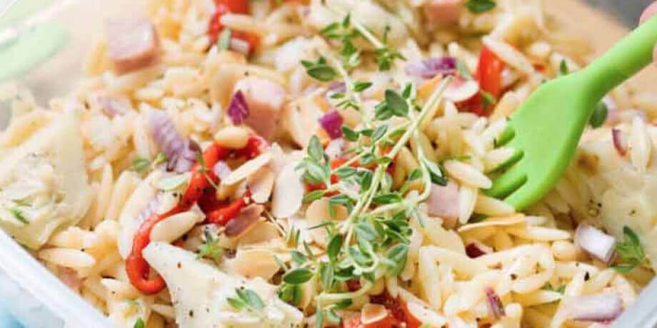 Salade de pâtes grecques aux poivrons grillés, artichauts et jambon