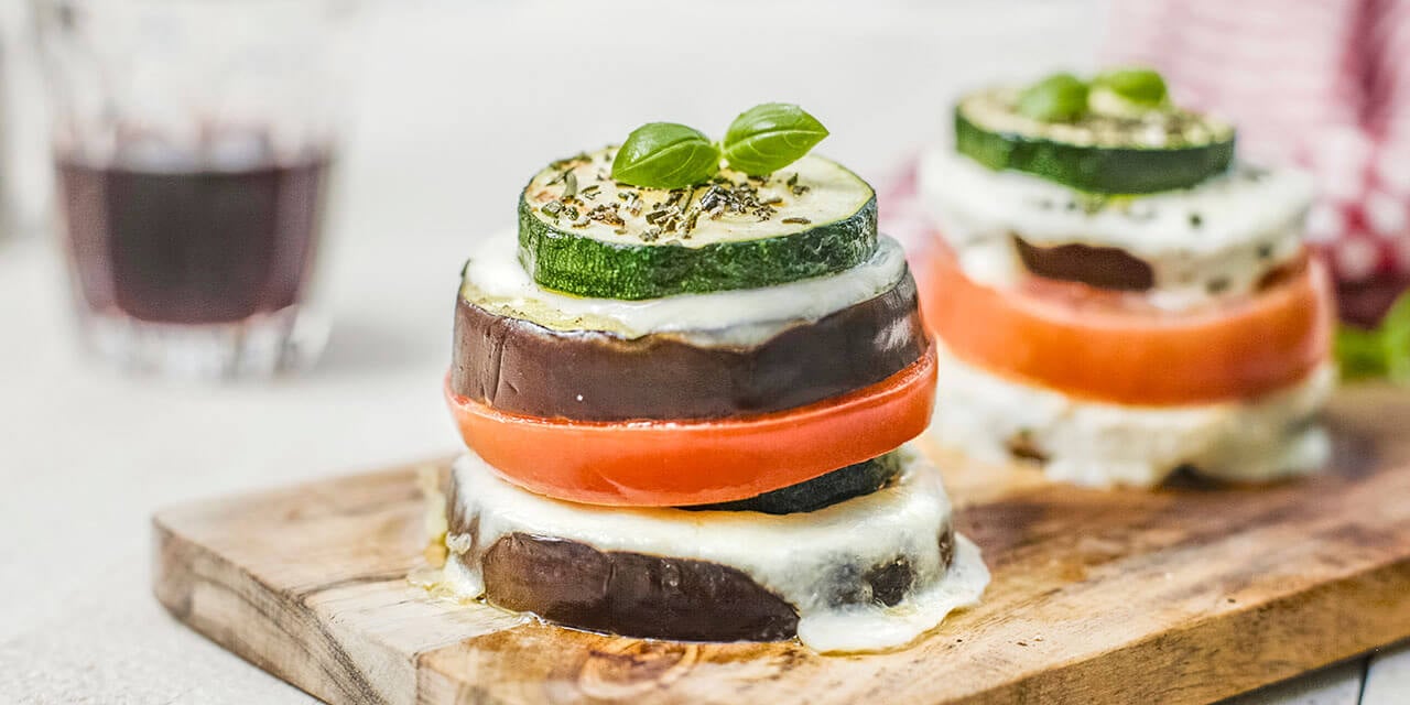 Torentjes van aubergine en tomaat met mozzarella	