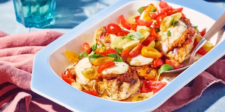 Poitrines de poulet au BBQ, pesto rosso, mozzarella et salade de tomates