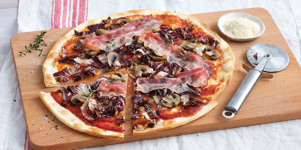 Pizza met spek, radicchio en champignons