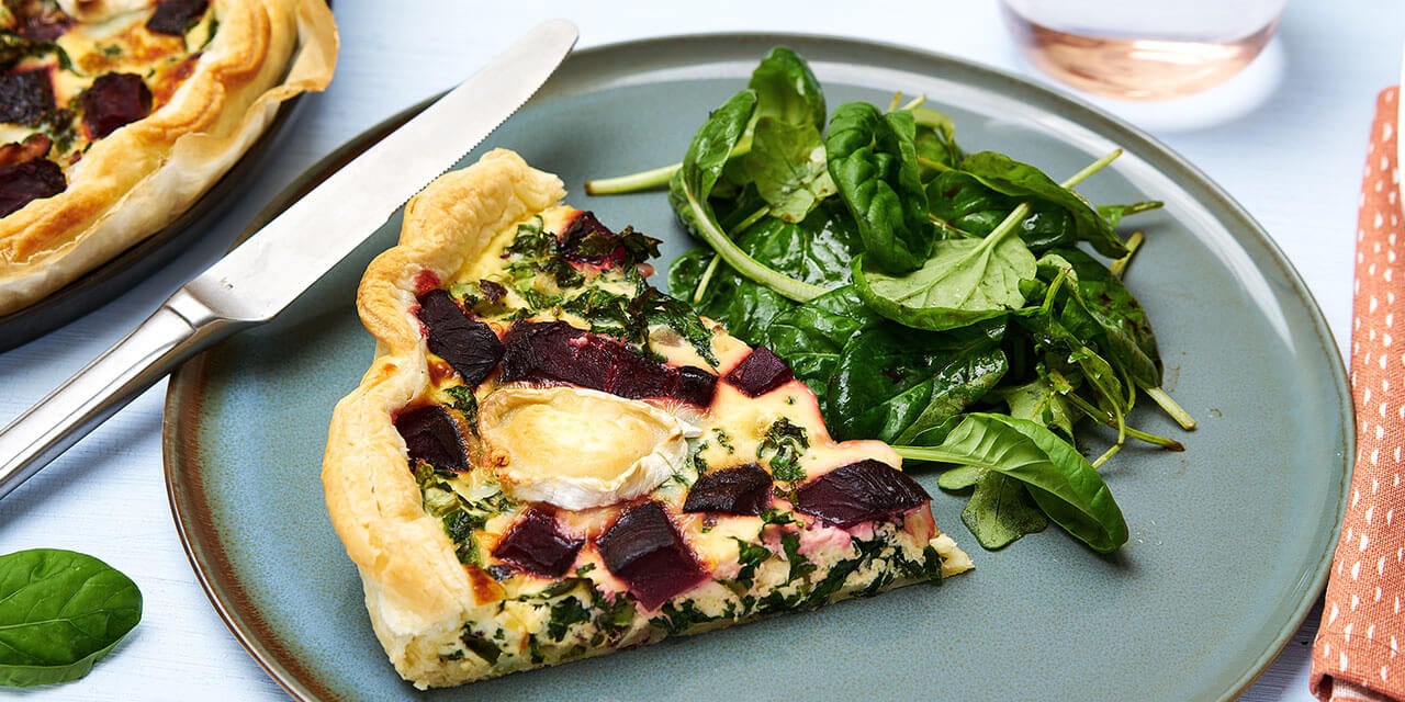 Quiche à la betterave rouge, chou frisé et fromage de chèvre