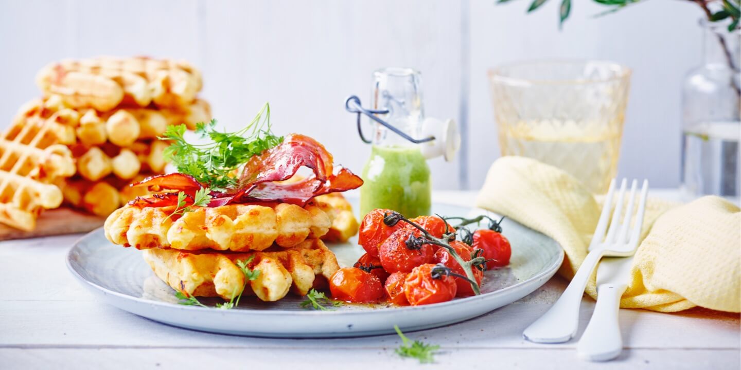Wafels met kaas, krokante ham en kervelvinaigrette