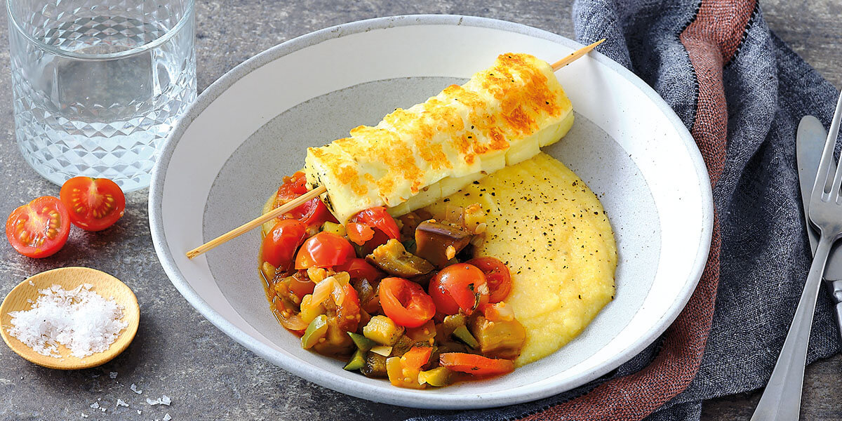 Polenta met ratatouille en gegrild halloumispiesje