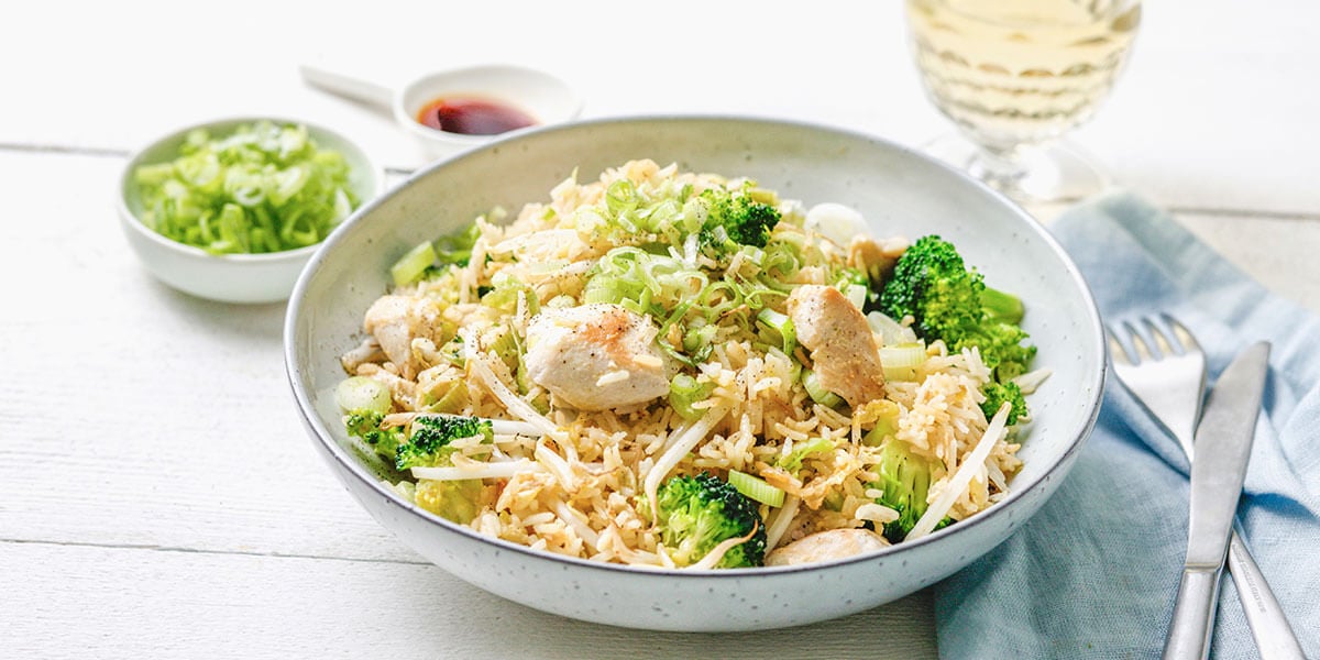 Nasi goreng met kip, broccoli en prei