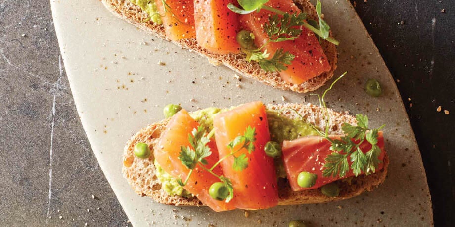 Tartine à la mousse de petits pois et saumon fumé