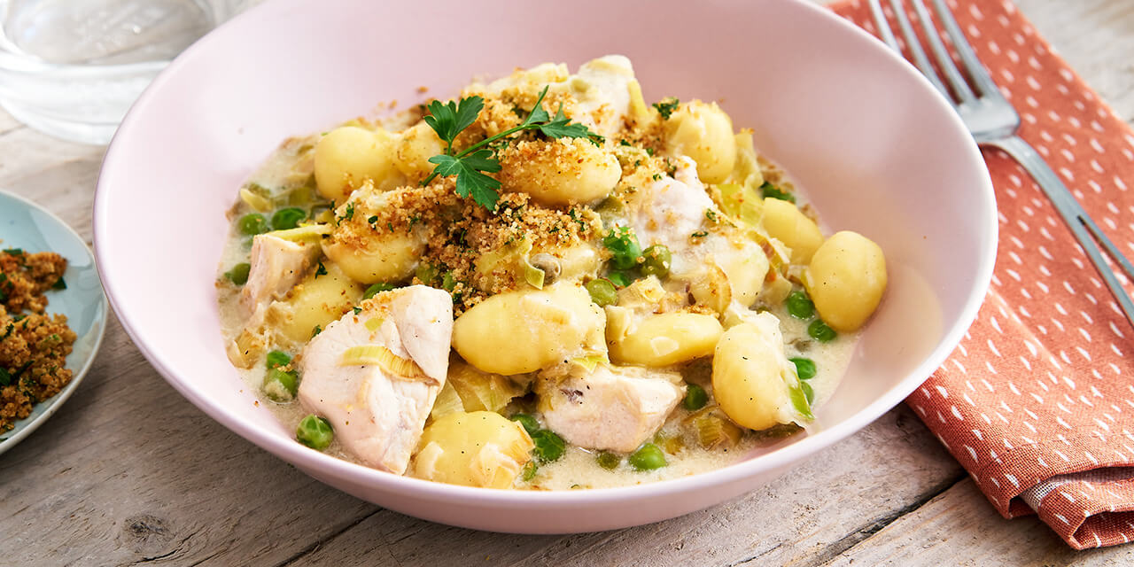 Poêlée croustillante de gnocchi, petits pois, poireau et poulet