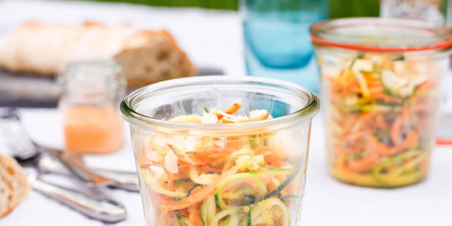 Gemarineerde groentespaghettis met munt en mango