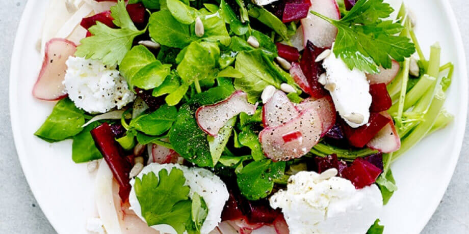 Salade de rhubarbe, fenouil, betterave et fromage de chèvre