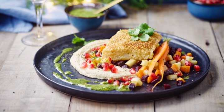 Vis met sesamkorstje, hummus en winterse ratatouille