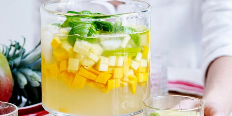 Witte sangria met mango en ananas