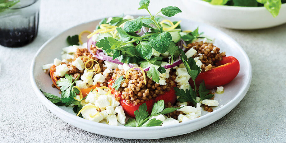 Salade van geroosterde paprika's gevuld met kasha en feta
