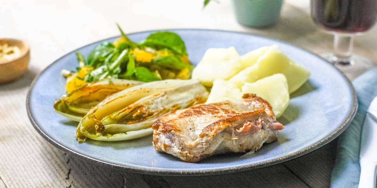 Homemade cordon bleu met witloof en knapperige salade