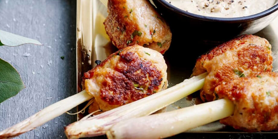 Satay de poulet à la citronnelle, sauce épicée au beurre de cacahuètes