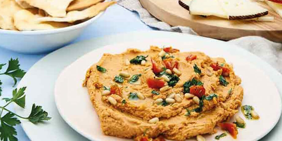 Hummus van gedroogde tomaten