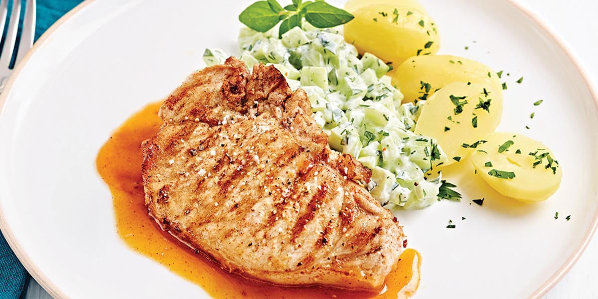Gemarineerde varkenskotelet met frisse komkommersalade