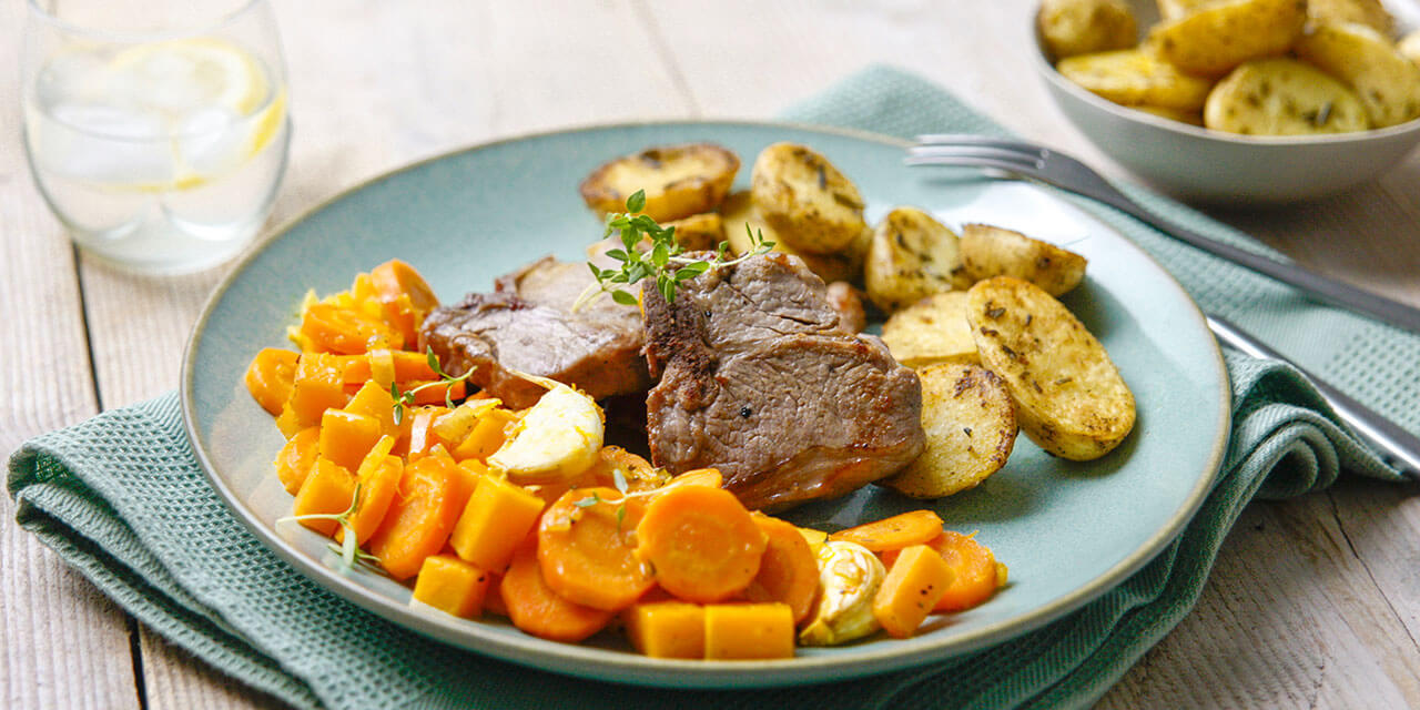 Côtelettes d'agneau, pommes de terre au romarin et légumes mélangés