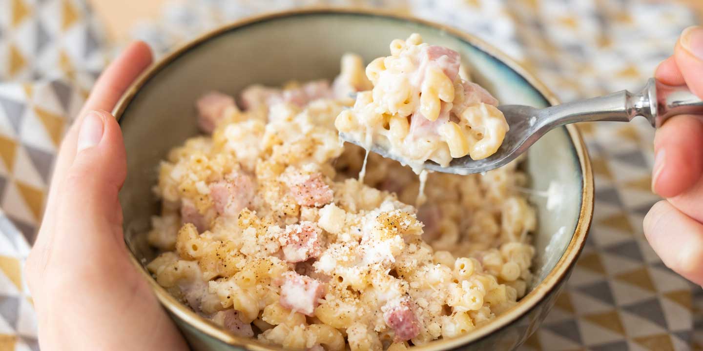 Macaroni met hesp, room en parmesaan