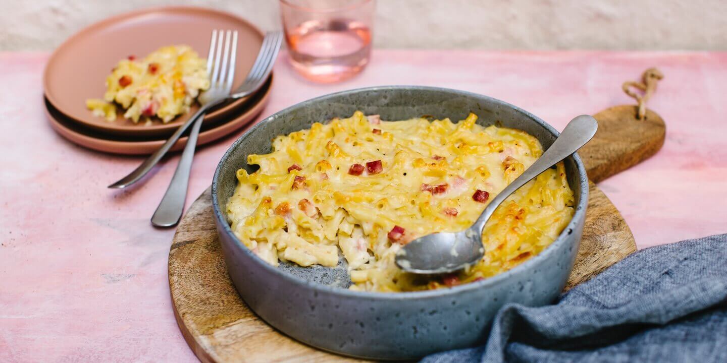 Gratin de macaronis, dés de jambon, sauce chou-fleur