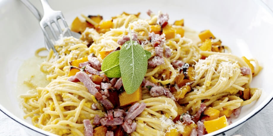Spaghetti met pompoen, spekjes en salie