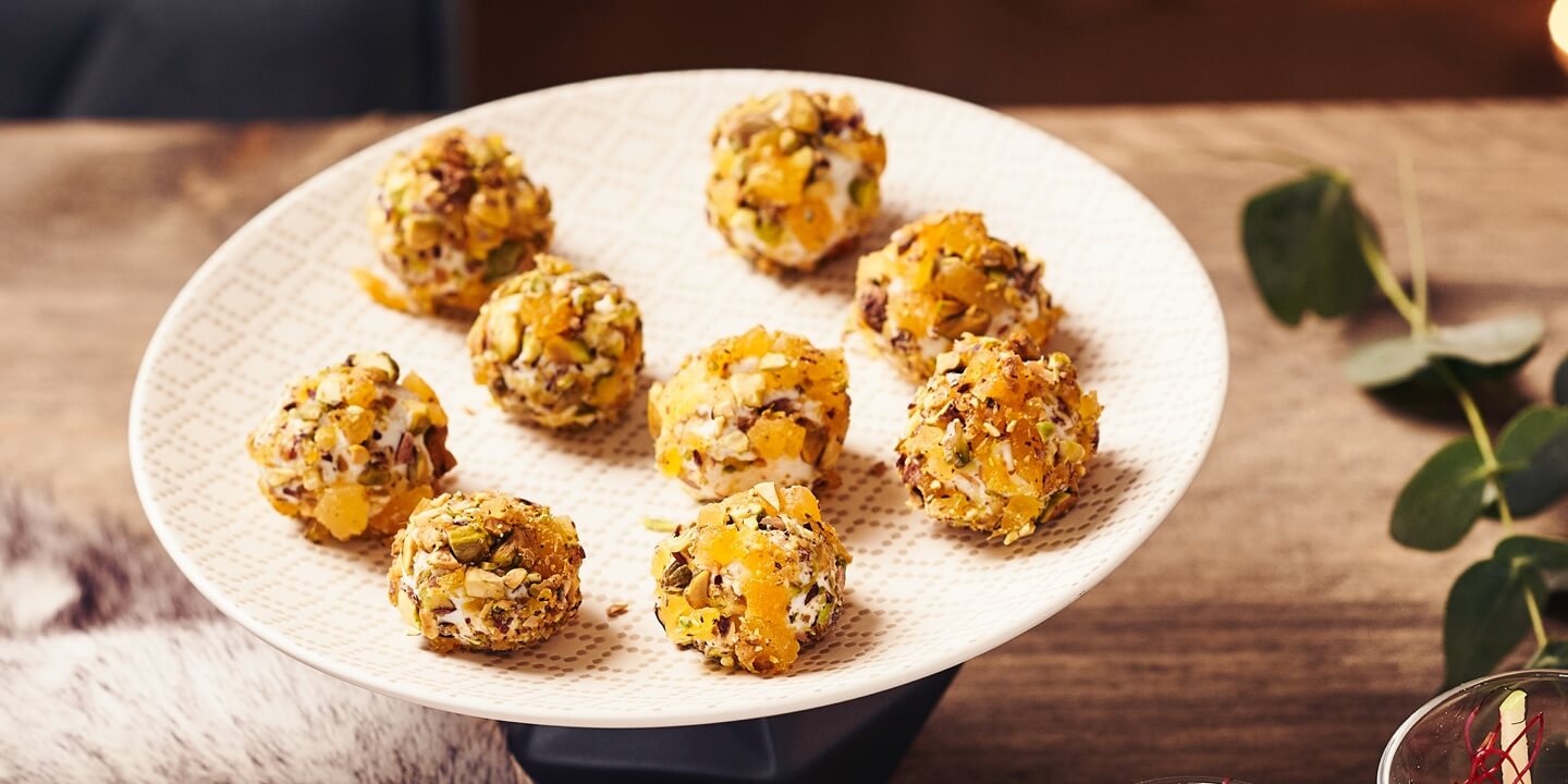 Pralines de fromage de chèvre aux pistaches et abricots
