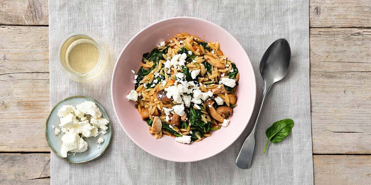 Eenpansgerecht met orzo, spinazie, shiitake en feta
