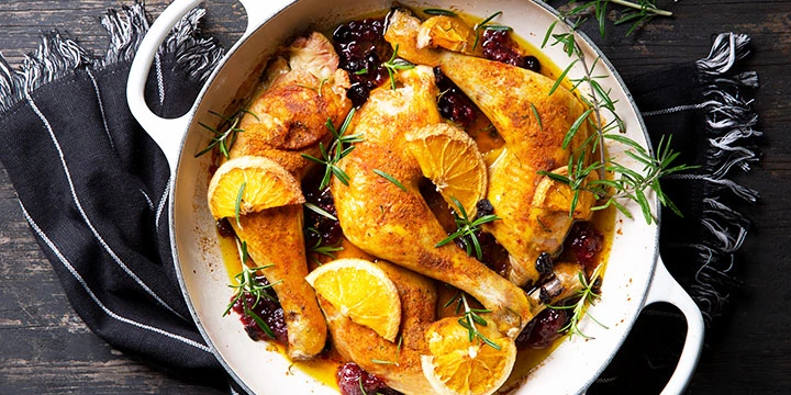 Poulet au four à l'orange, canneberges et romarin